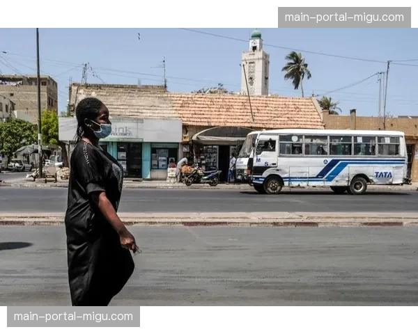 塞内加尔达喀尔街头，球迷聚集庆祝晋级