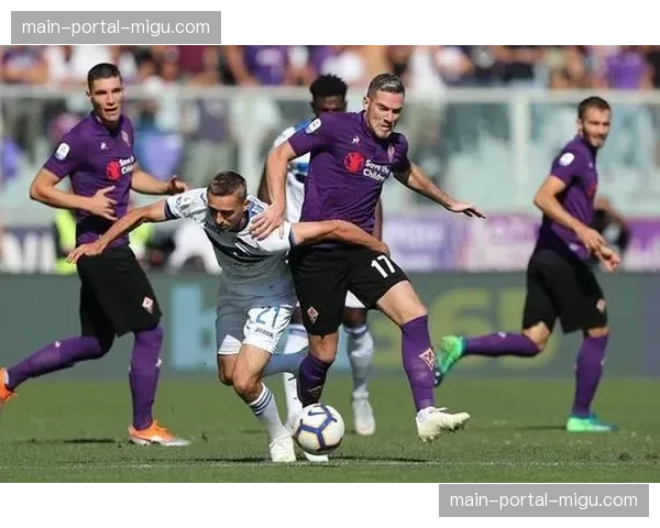 “场边镜头：弗罗西诺内教练组实时查看平板数据，调整前场压迫小组的站位”